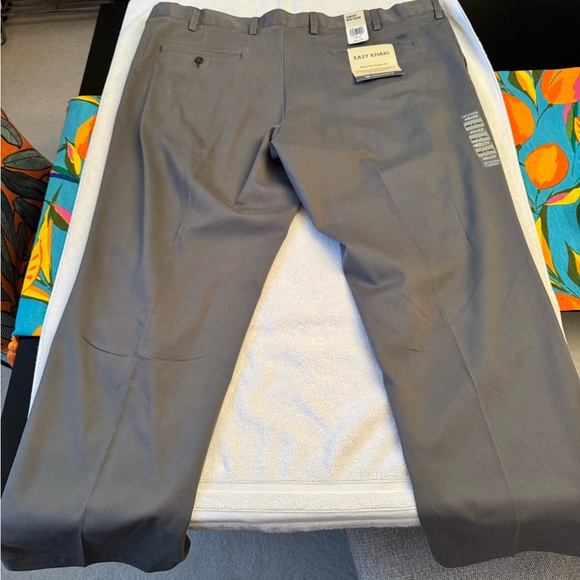 Men’s Dockers. Brand new with tags. Classic fit. 48 x 32. Excellent condition. - Picture 3 of 6